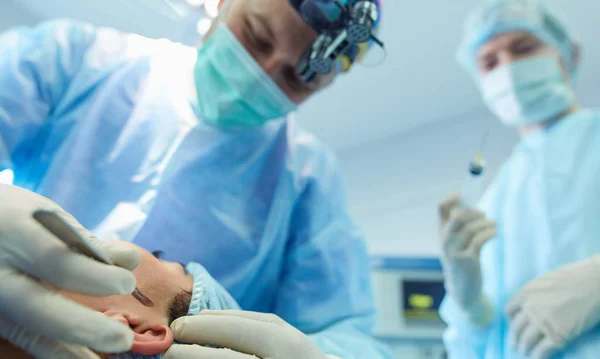 Хирург за работой в операционной — стоковое фото