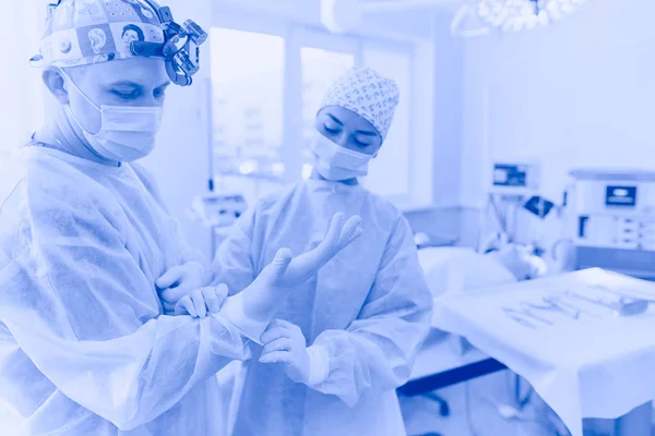 Männlicher Chirurg im Operationssaal — Stockfoto