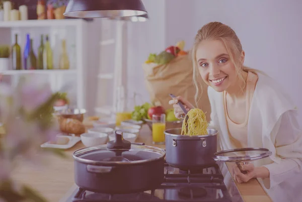 Mulher bonita cozinhar na cozinha em casa — Fotografia de Stock