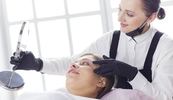 El flujo de trabajo de las cejas de Microblading en un salón de belleza . — Foto de Stock