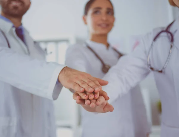 Dokters en verpleegsters coördineren de handen. Concept Teamwork in het ziekenhuis voor succes werk en vertrouwen in team — Stockfoto