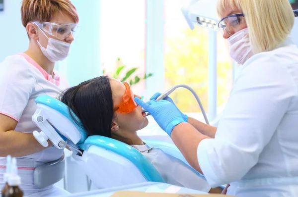 Здоровий пацієнт в стоматологічному кабінеті профілактика карієсу — стокове фото