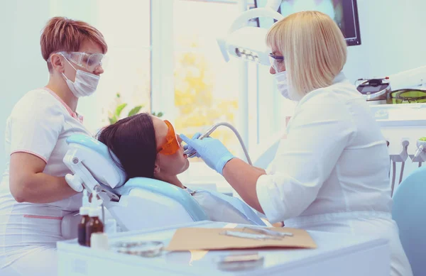 Zdrowe zęby pacjenta w gabinecie stomatologicznym profilaktyka próchnicy — Zdjęcie stockowe