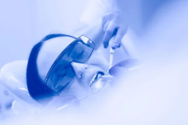 Dental team and patient at dentists surgery — Stock Photo, Image