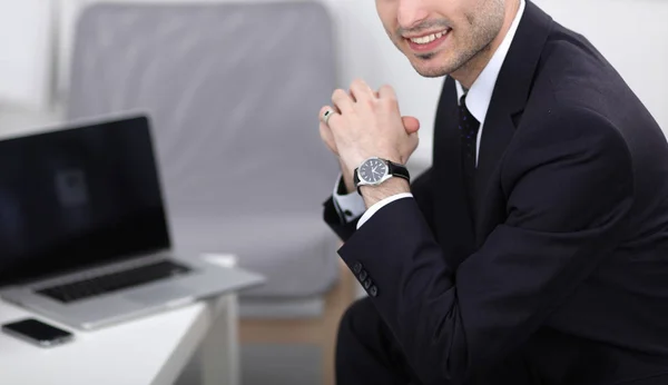 Porträtt av kontorsarbetare man sitter vid skrivbordet med hjälp av bärbar dator, — Stockfoto
