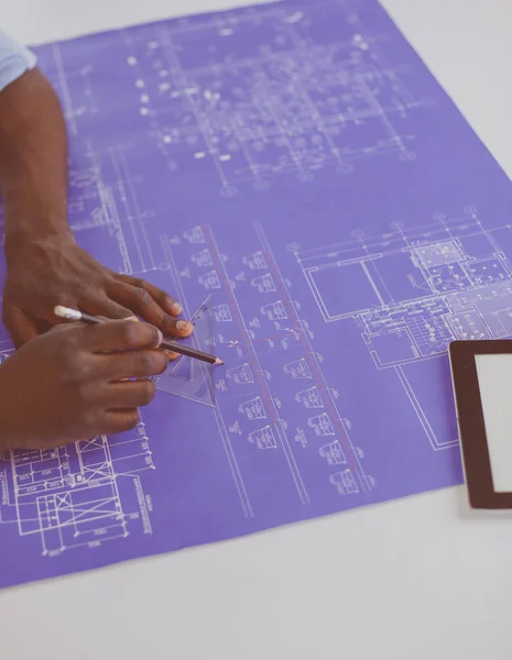 Arquitecto afroamericano trabajando con computadoras y planos en la oficina — Foto de Stock