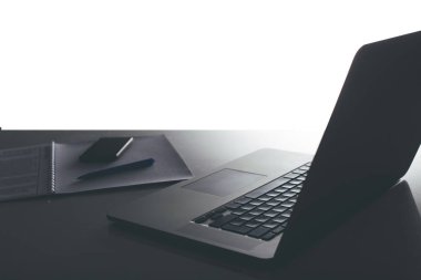 Bilgisayarı ve ahşap masasında akıllı telefonu olan bir ofis.