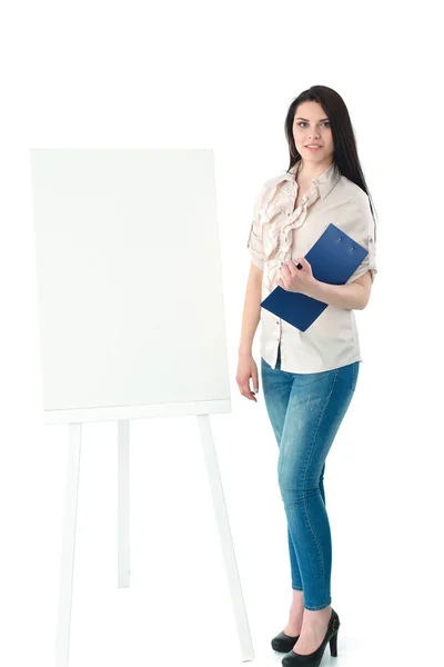 Joven mujer de negocios utilizando el ordenador portátil en la mesa de oficina — Foto de Stock