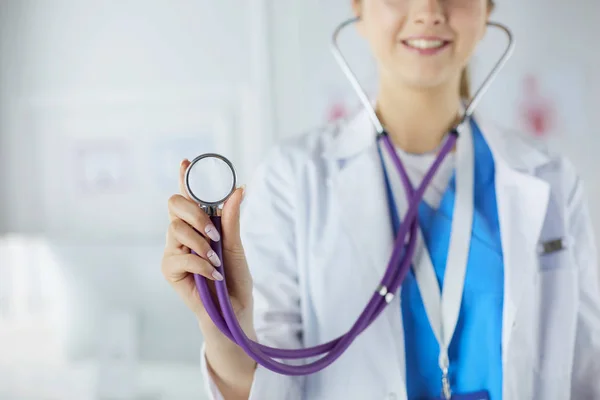 Medico sorridente donna con stetoscopio in ospedale — Foto Stock