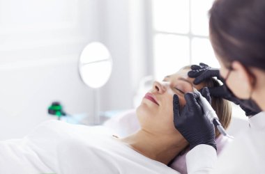 Mikroplu kaşlar güzellik salonunda akıyor..