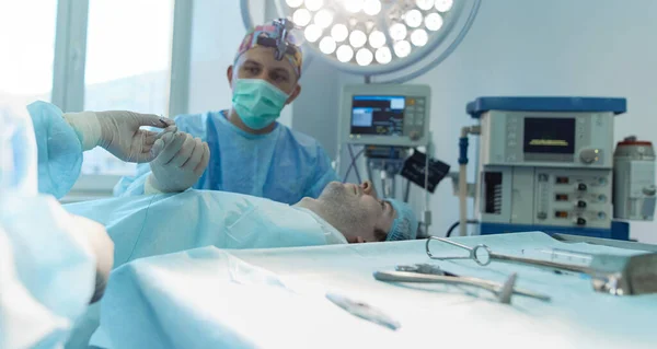 Man surgeon at work in operating room — Stock Photo, Image