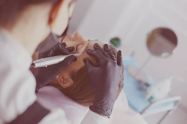 美容室でのMicroblading眉毛仕事の流れ. — ストック写真