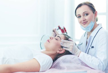 Kırmızı dudaklı genç bir kız kalıcı makyaj, mikro pigmentasyon