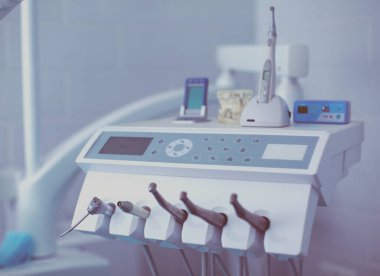 Modern diş muayenehanesindeki dişçi aletleri setinin görüntüsünü kapat