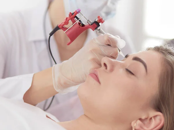 A young girl having red lips permanent makeup, micropigmentation — Stock Photo, Image