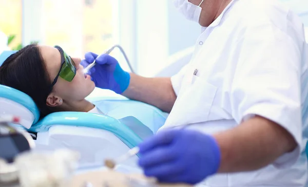 Dentista e seu assistente realizando um exame minucioso — Fotografia de Stock