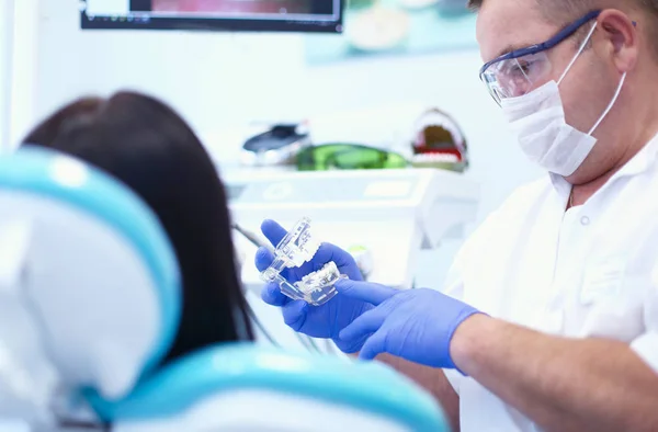 Mooie senior vrouw bij tandarts met tandheelkundige behandeling bij tandartsen kantoor — Stockfoto