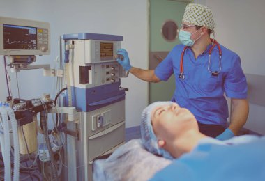 Ameliyathanede çalışan bir cerrah.