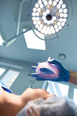 Ameliyathanede çalışan bir cerrah.