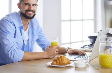 Adam ev mutfağında lezzetli ve sağlıklı yemekler hazırlıyor.