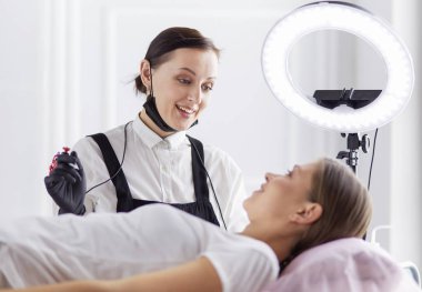 Mikroplu kaşlar güzellik salonunda akıyor..