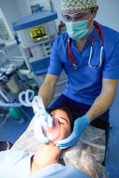 Chirurg bei der Arbeit im OP — Stockfoto