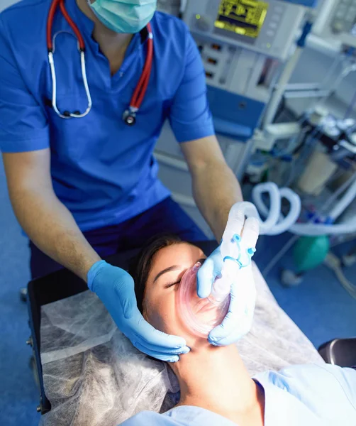 Man surgeon at work in operating room — Stock Photo, Image