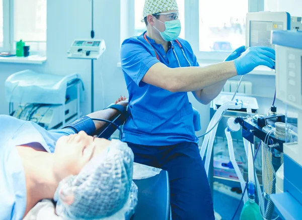 Homem cirurgião no trabalho na sala de cirurgia — Fotografia de Stock