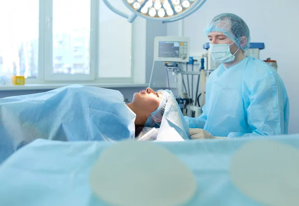 Homme chirurgien au travail en salle d'opération — Photo