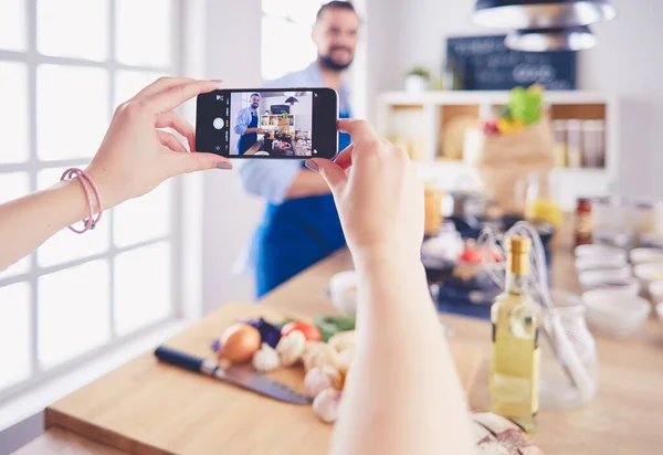 Retrato del hombre guapo filmando show de cocina o blog — Foto de Stock