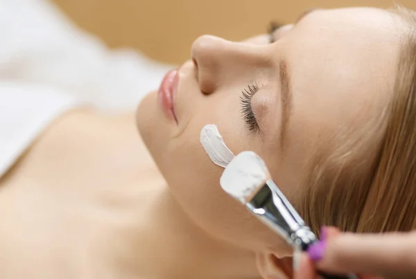 Spa gezichtsmasker applicatie. Spa schoonheid biologische gezichtsmasker toepassing bij dag spa salon — Stockfoto