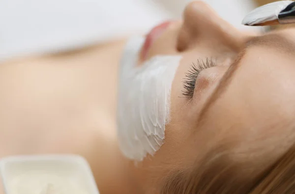 Spa gezichtsmasker applicatie. Spa schoonheid biologische gezichtsmasker toepassing bij dag spa salon — Stockfoto