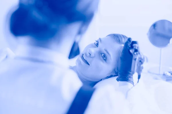 Junge Frau unterzieht sich im Schönheitssalon einem Augenbrauen-Permanent-Make-up — Stockfoto
