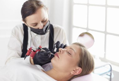 Kalıcı Kalıcı Kaşlara Makyaj Uygulayan Kozmetikçi