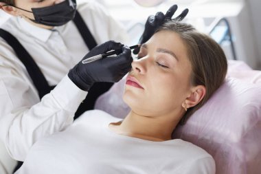 Kalıcı Kalıcı Kaşlara Makyaj Uygulayan Kozmetikçi