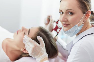 Kırmızı dudaklı genç bir kız kalıcı makyaj, mikro pigmentasyon