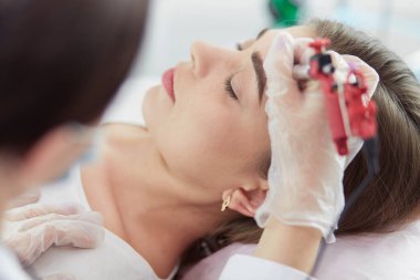 Kırmızı dudaklı genç bir kız kalıcı makyaj, mikro pigmentasyon