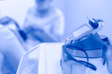 Modern diş muayenehanesindeki dişçi aletleri setinin görüntüsünü kapat