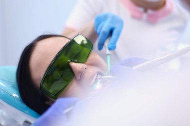 Diş hekimi ve diş hekimlerindeki hasta.