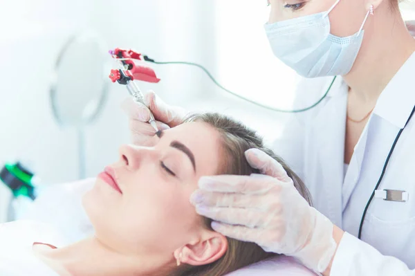 A young girl having red lips permanent makeup, micropigmentation — Stock Photo, Image