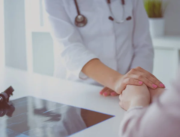 Vrouwelijke arts geeft een consult aan een patiënt en legt medische informatie en diagnose uit — Stockfoto
