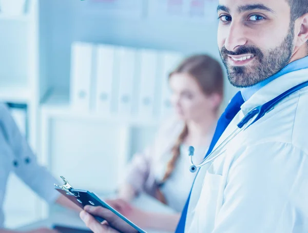 Porträt einer Gruppe medizinischer Mitarbeiter im Krankenhaus — Stockfoto