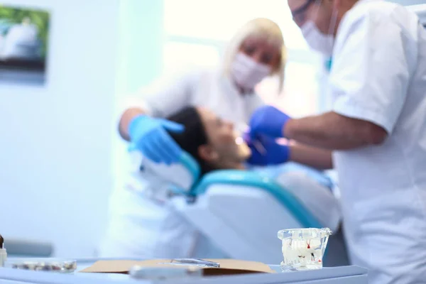 Dentista e seu assistente realizando um exame minucioso — Fotografia de Stock
