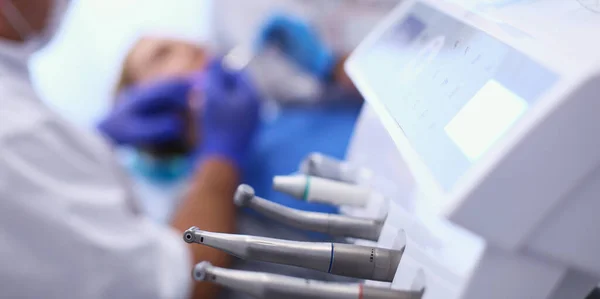 Diş hekimliği bürosunda farklı diş aletleri ve aletleri