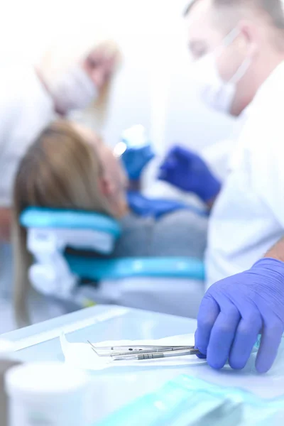 Detalle de herramientas dentales de mano en clínica dental. Concepto de dentista — Foto de Stock