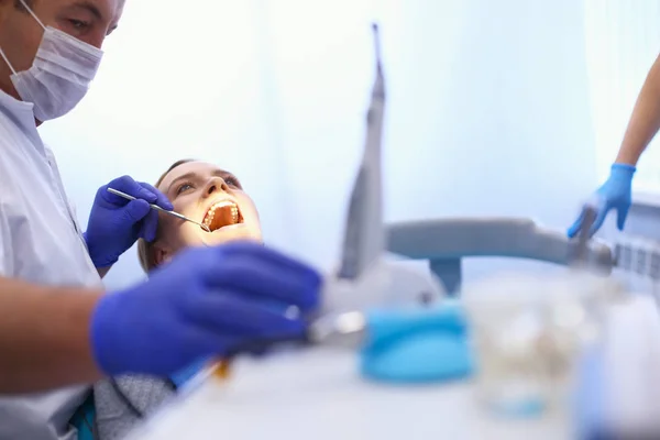 牙科诊所手持牙科工具的详情。牙科医生概念 — 图库照片