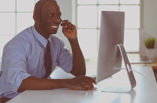 Homme d'affaires afro-américain sur casque de travail sur son ordinateur portable — Photo