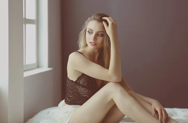 Sexy modna kobieta na łóżku — Zdjęcie stockowe