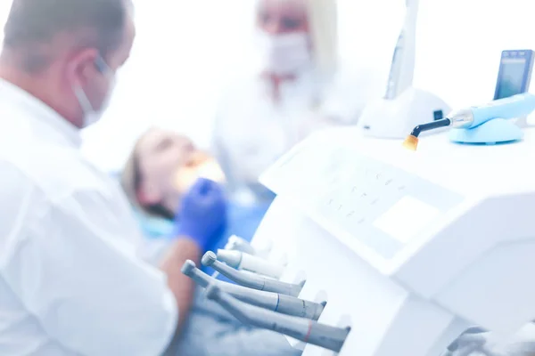 Tannlegen og assistenten hans utfører en grundig undersøkelse – stockfoto