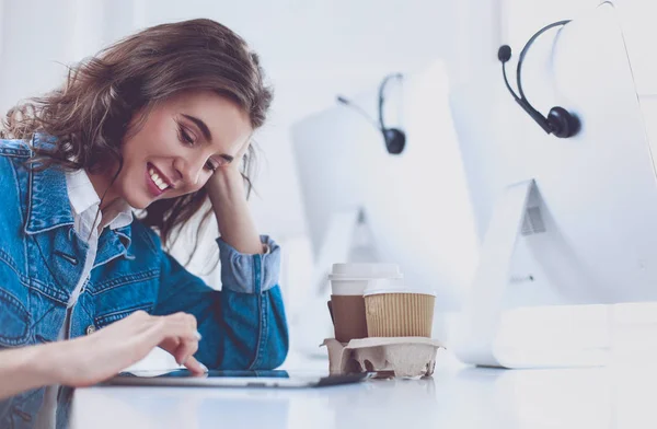 Giovane donna che utilizza tablet digitale in ufficio — Foto Stock